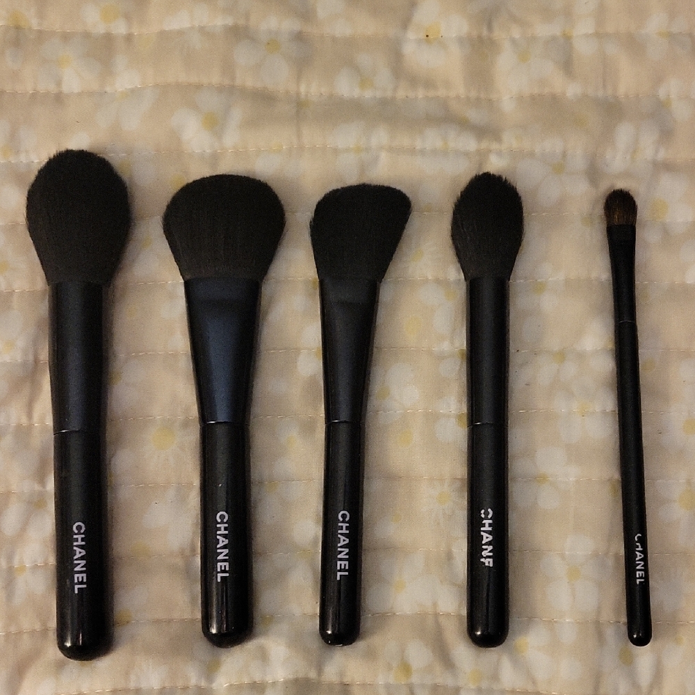 CHANEL Sophisticated Black Brush Set,i Actualy Adding Foundation Brush too.